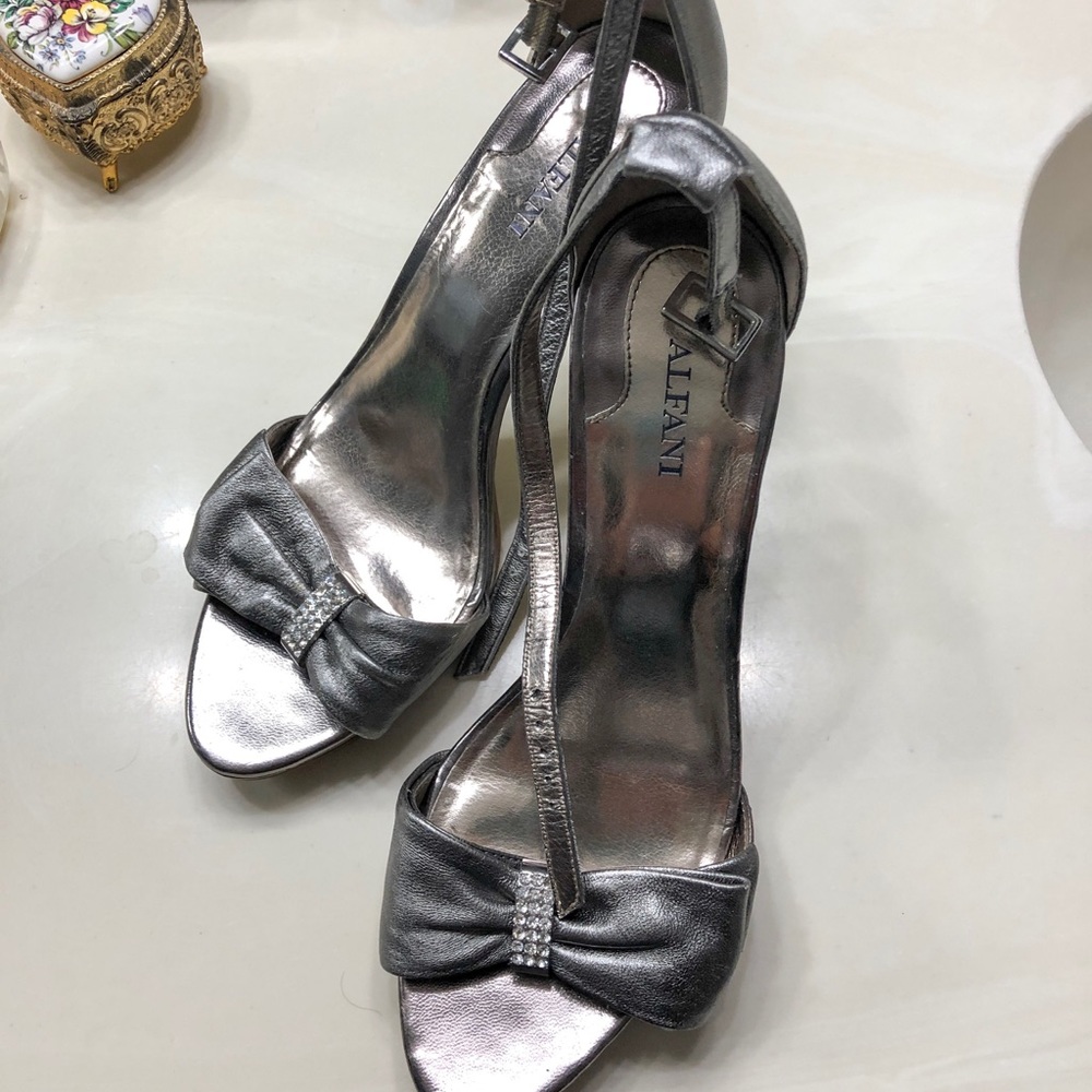 ***SOLD*** Alfani heels